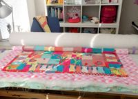 Quilt met bloemen applicatie aan het dubbelen